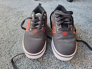 BOYS HEELYS SHOES SIZE 4 BLACK FLAMES