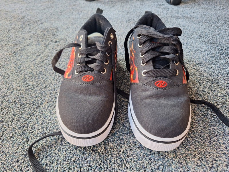 BOYS HEELYS SHOES SIZE 4 BLACK FLAMES