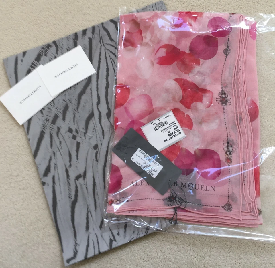 ALEXANDER MCQUEEN Mantón Bufanda Cuadrada Hecho en ITALIA Pétalo Calavera Gasa 53x53" Foto 2 de 4