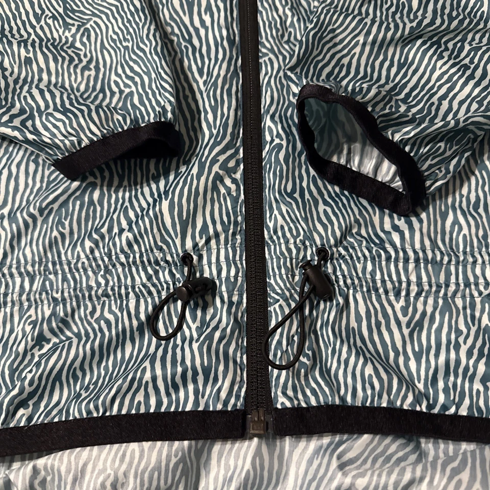 Chaqueta cortavientos Nike manga larga cremallera ligera verde cebra con capucha talla L Foto 2 de 4