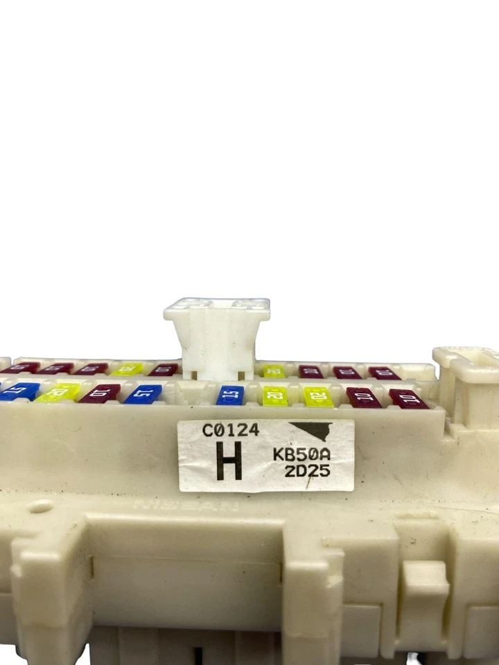 Nissan GT-R R35 2009-2020 OEM 3,8 L AWD cabina caja de fusibles relé caja de conexiones Foto 4 de 4