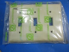 Art Deco Ribbed 3 Ganged Ivory Switch Cover Plate Circle F Bakelite