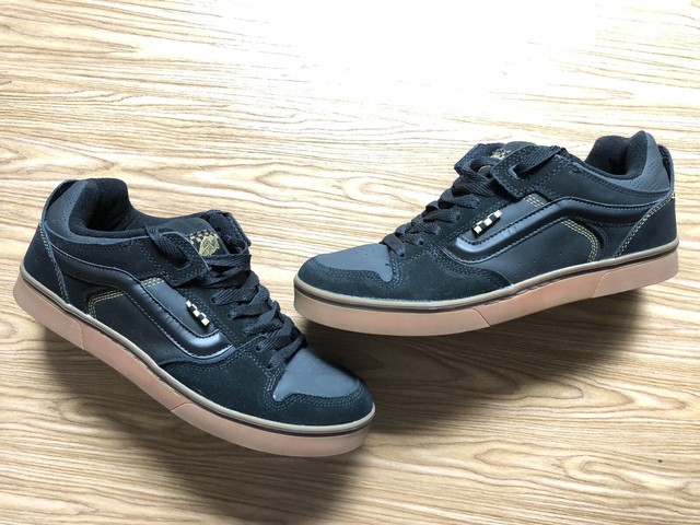 vans black tennis shoes