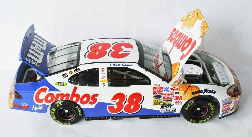 Nascar 2003 Ford Taurus Stockcar #38 - Combos/M&M´s -  Elliott Sadler - 1:24 NEU - Bild 3 von 4