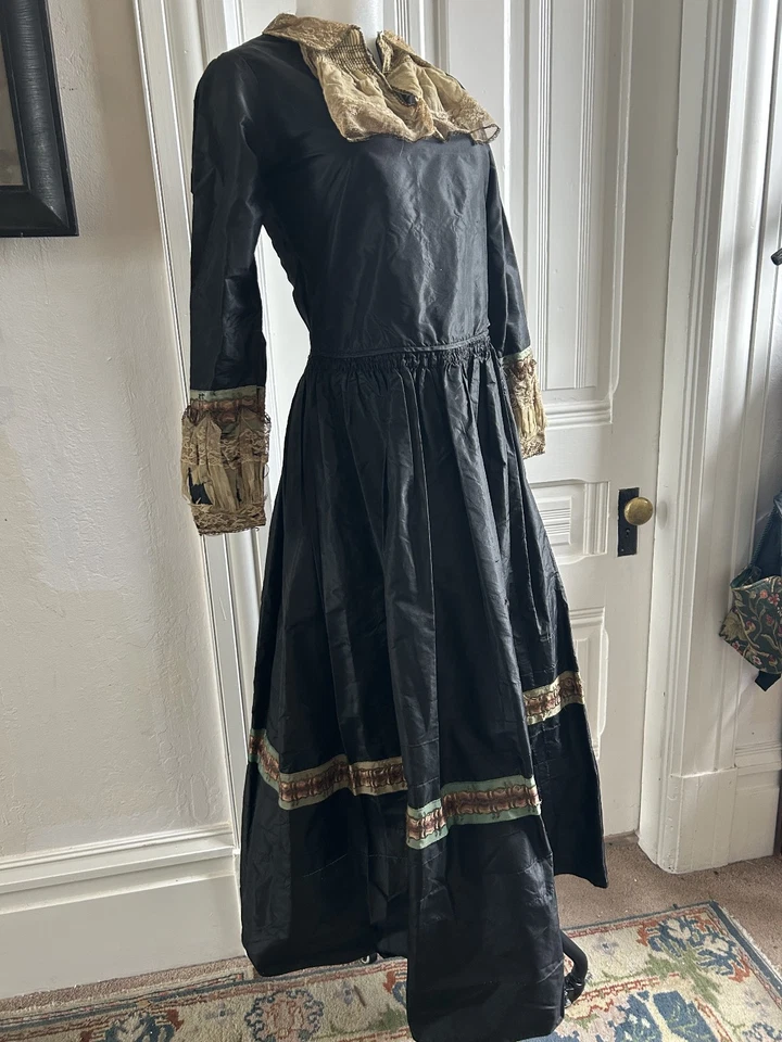 Vestido negro antiguo vintage de los años 20 con detalles de encaje y cinta de Betty Wales Foto 2 de 4