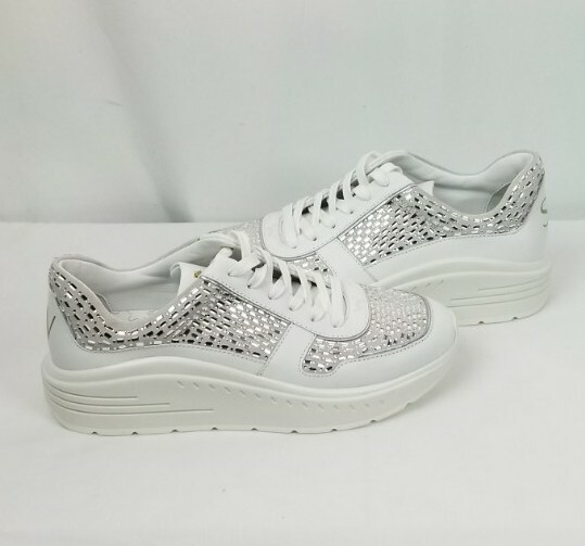 STUART WEITZMAN ミレラリエスハトリユウェッシサンタル Stuart Weitzman Christa White Leather Swarovski Crystals