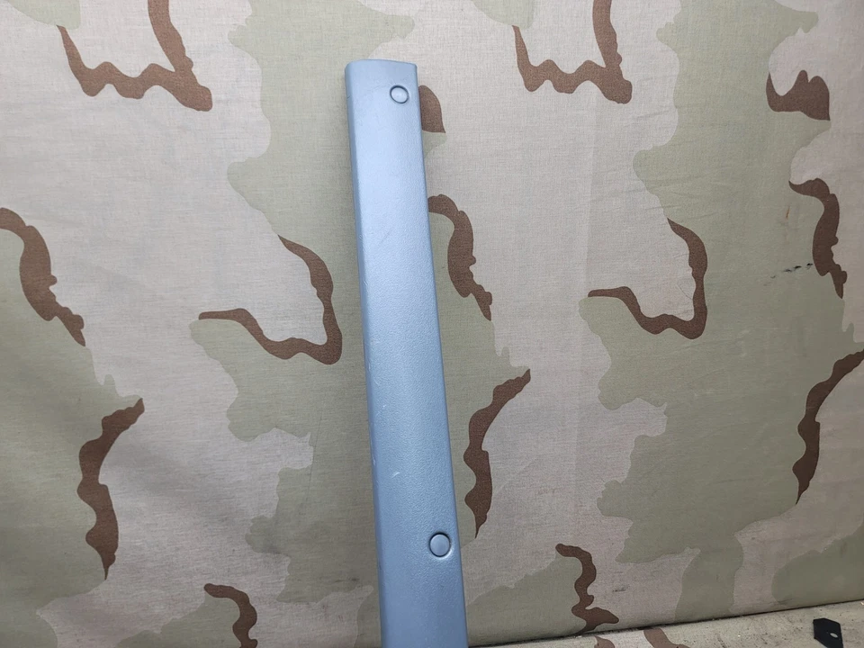 Pontiac Fiero 1985-1988 panel de moldura de puerta inferior OEM forma L derecha derecha derecha Foto 3 de 4