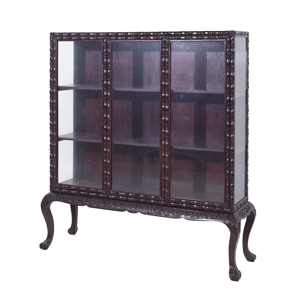 Gabinete de porcelana con pie de garra tallado colonial británico Foto 3 de 4