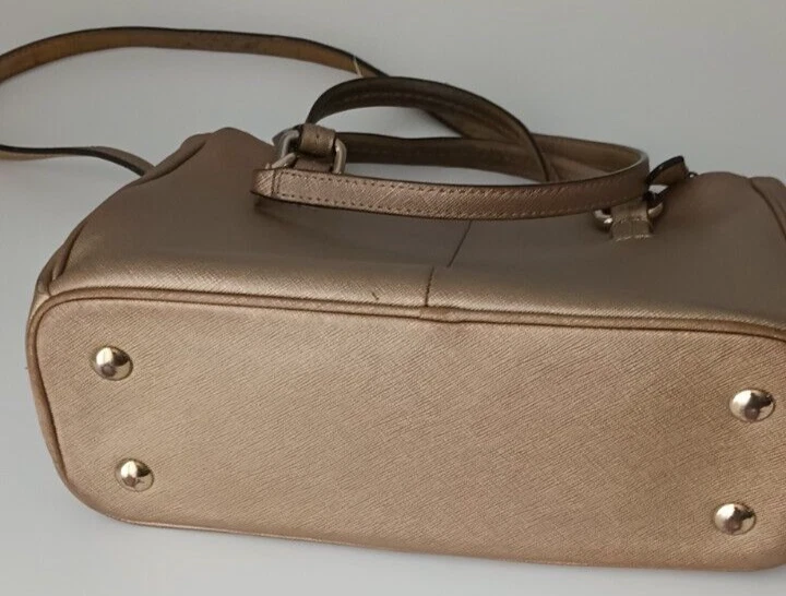 Borsa a tracolla Coach tono oro con tre scomparti lusso segni di usura