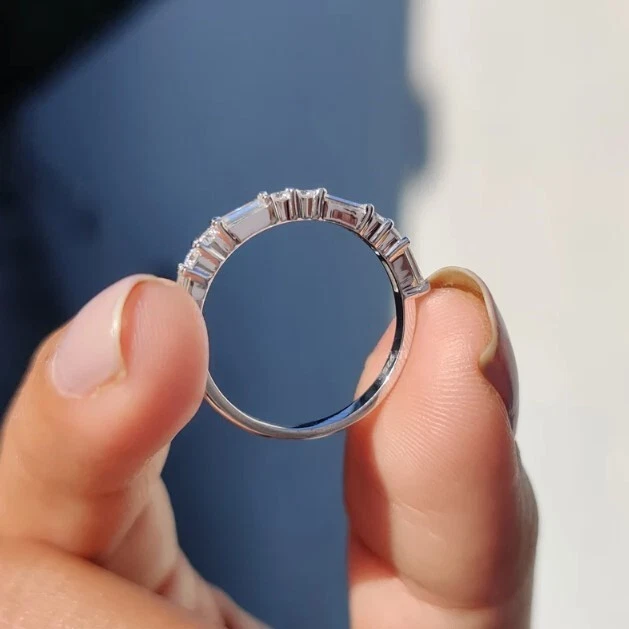 Alianza de boda de media eternidad de diamantes simulados corte baguette de 1,2 TCW de oro blanco de 14 quilates Foto 3 de 4