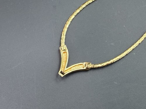 Collar Monet De Colección Forma de V Chevron Colgante Redondo Cobra Eslabón Cadena Tono Dorado - Imagen 8 de 9