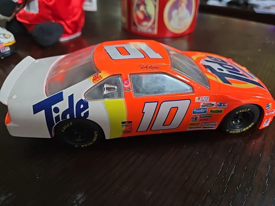 Coche de carreras fundido a presión Nascar Tide Foto 3 de 3