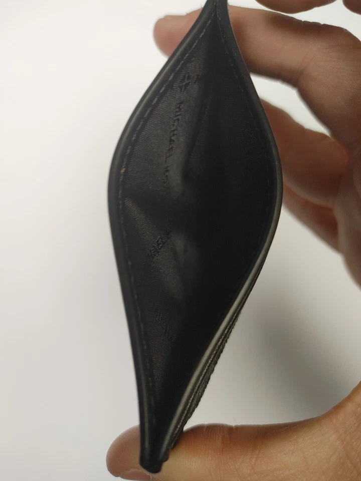 MICHAEL KORS COOPER LOGO TARJETERO ALTO NEGRO GRIS  Foto 3 de 4