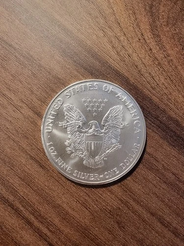 Beautiful 1998 1oz American Silver Eagle .999 Fine Silver in Capsule