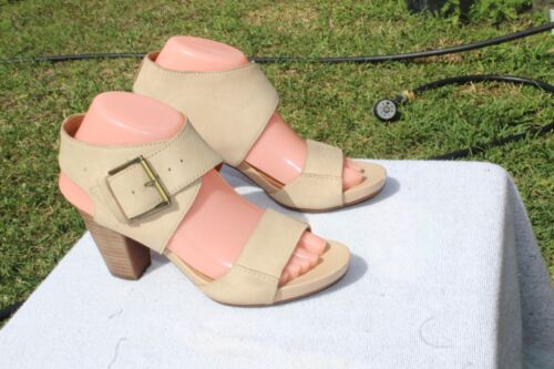 CLARKS ARTISAN SIZE 7 BEIGE IN GREAT CONDITION