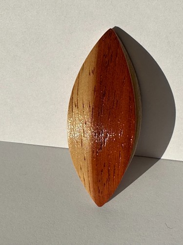 Bicolor rosewood tatting shuttle 2.5" long - Picture 9 of 10