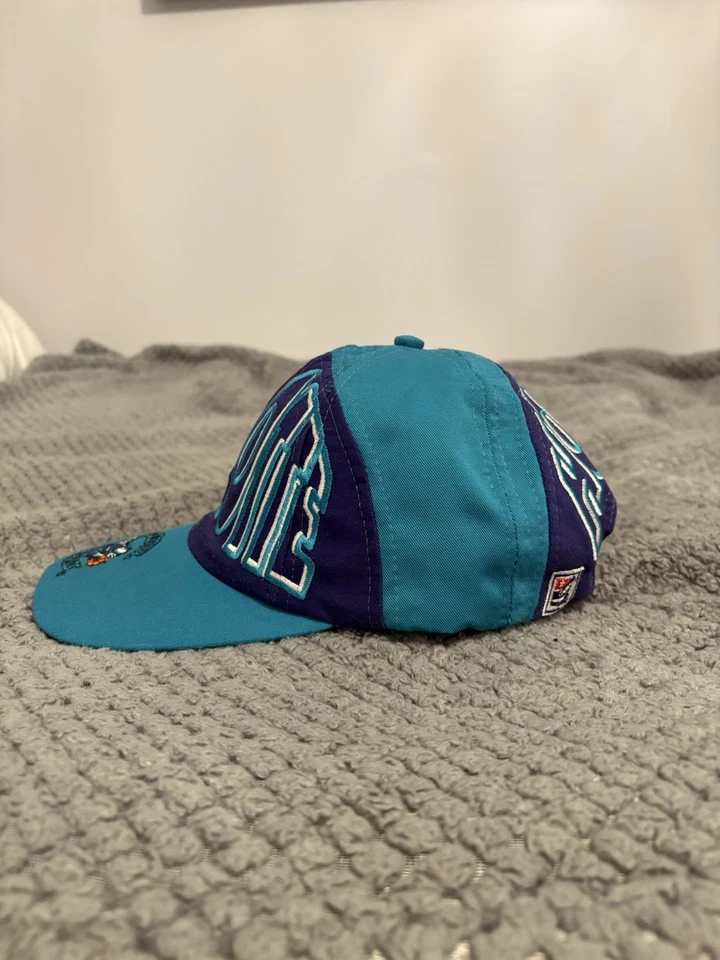 Sombrero de colección años 90 Charlotte Hornets edición limitada #3662/5000 Foto 2 de 4