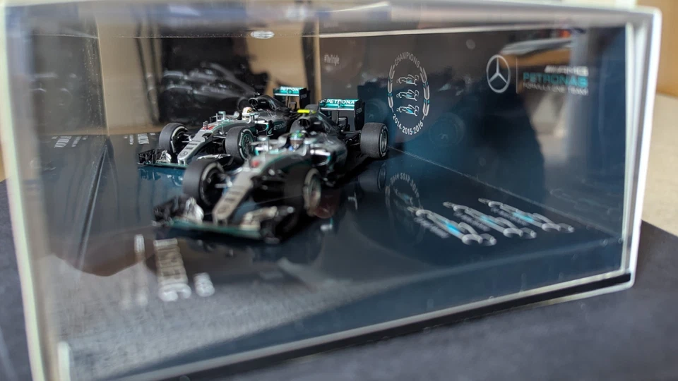 Juego doble Mercedes AMG Petronas 2016 W07 1:43 *RARO* Foto 4 de 4