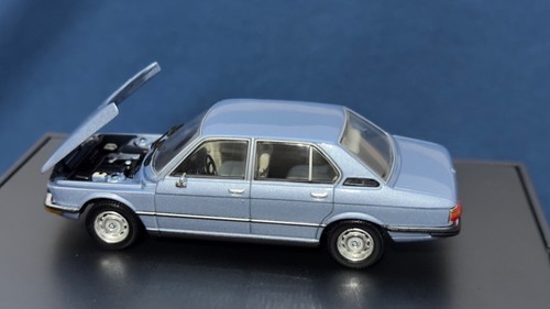 BMW 520i E12 - 1:43 - Minichamps - azul claro met. • Ref. 80 42 0390 515 - Imagen 4 de 8
