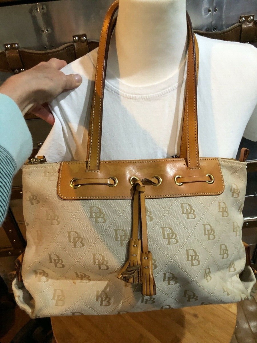 DOONEY&BOURKE　ボストンバック レザー　ロゴ　ゴールド金具 Dooney Bourke Large DB Tassel Zip Top Tote Sand Tan Canvas Saddle