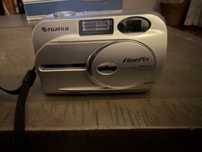 Vintage FUJIFILM FinePix Digital Camera 2650 2.0MP 3X Zoom Works With Box