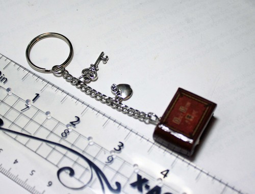 Once Upon A Time Keychain "Henry's Book" Poison Apple and Queen's Keys - Picture 5 of 7