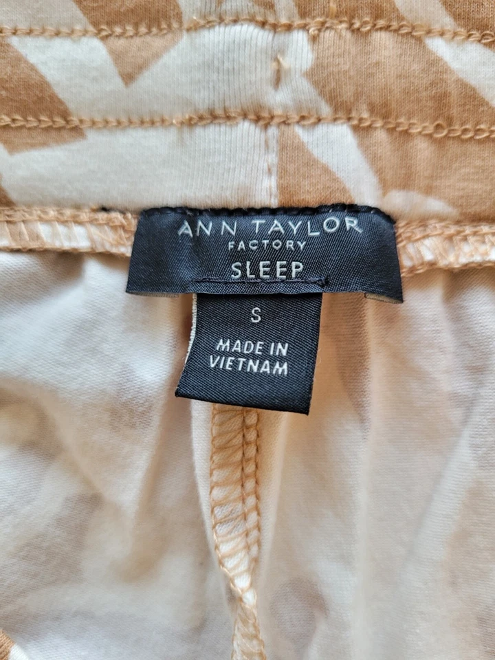 ¡Nuevo! Pantalones de pijama Ann Taylor Factory, estampado floral, beige y marfil, pequeños Foto 3 de 4