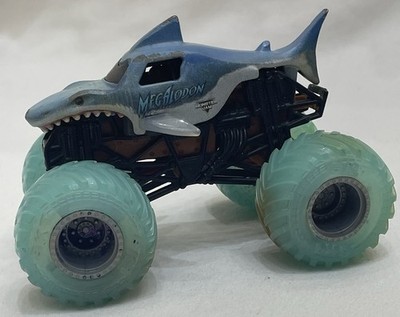Monster Jam Megalodon Truck: 1:64 Exclusive WATER Monster Wash Colour Change Set