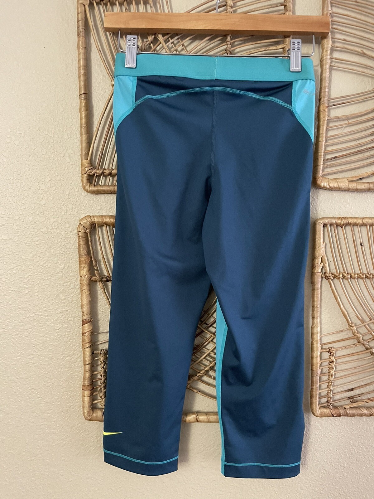 Nike Pro Women's Capri Leggings Dusty Cactus Volt Aqua Teal Size M