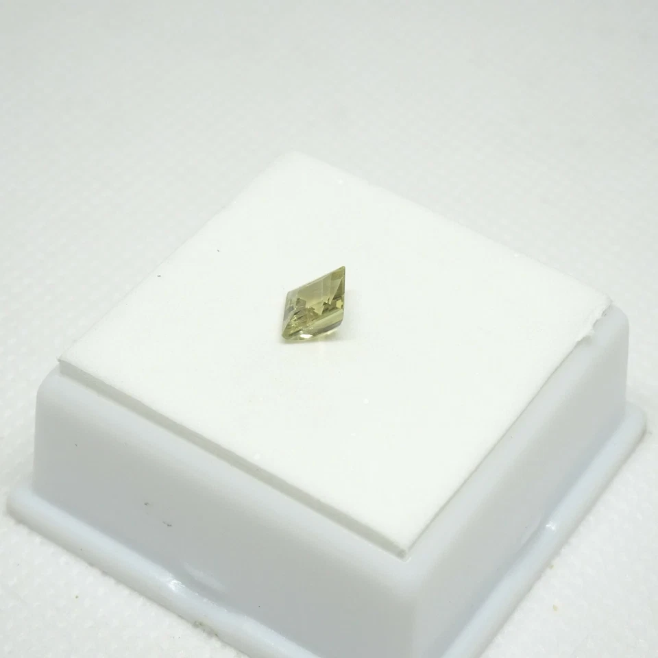 Piedra preciosa suelta Kornerupine amarillo 0,90 ct - 5,6 mm cuadrado - amarillo Kornerupine Foto 4 de 4