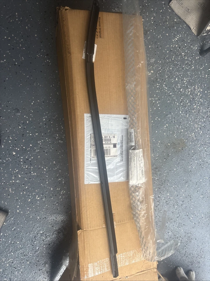 NUEVO 2015-2021 Jeep Renegade Puerta del conductor Ventana Cinturón Resistente para el clima OEM 68280330AA Foto 3 de 4