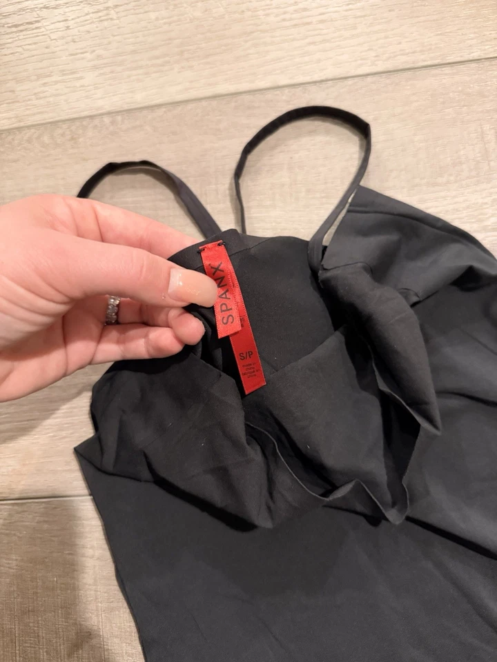 Camiseta sin mangas Spanx para mujer pequeña Hollywood suavizante Socialight cami negra compresión Foto 2 de 2