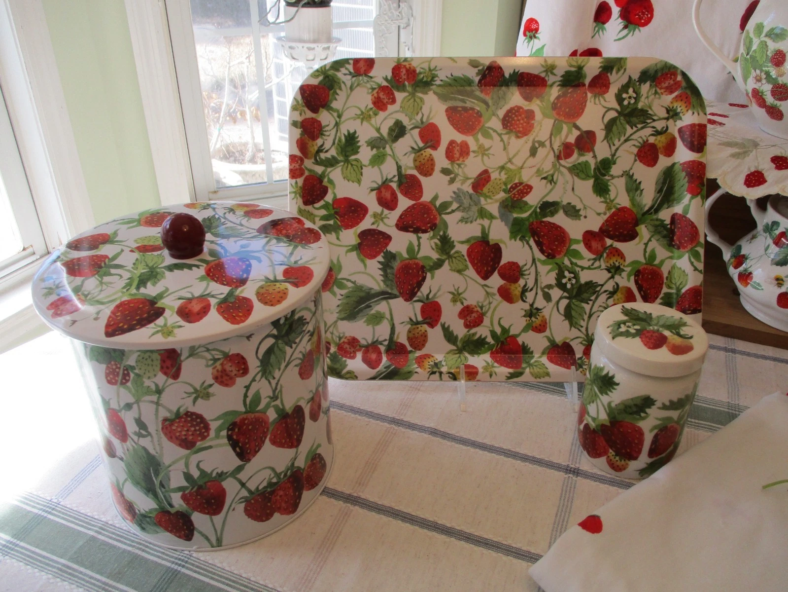 Strawberry Garden Birch Tray - Thumbnail 2