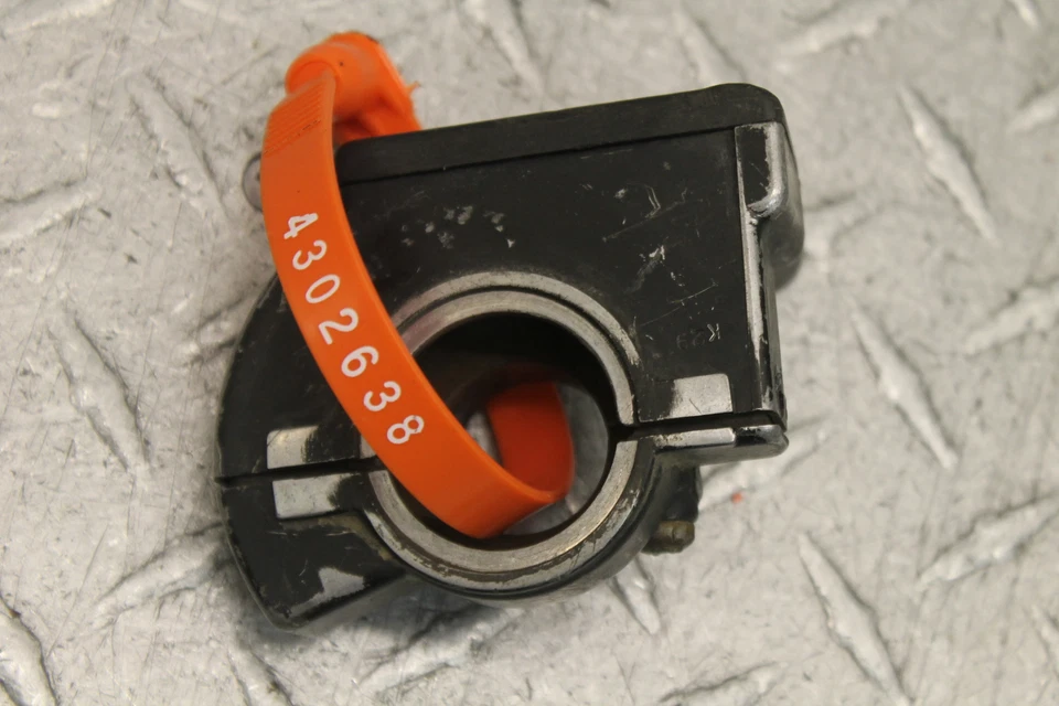 1983 KAWASAKI KX80 THROTTLE HANDLE GUIDE  Foto 2 de 4