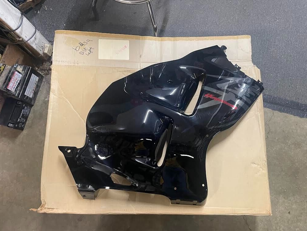 bo出品 Suzuki GSX 1300 R Hayabusa Under Cowling Right Side Part 94407 24