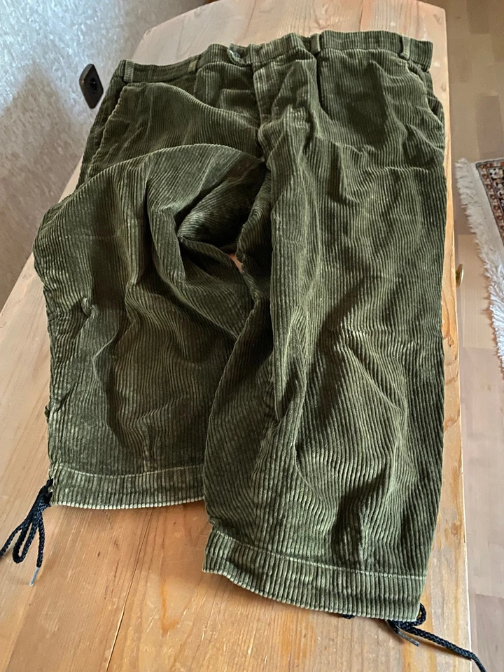 Eine nostalgische Wanderhose (Knickerbocker) aus grünem Cord - Bild 2 von 3