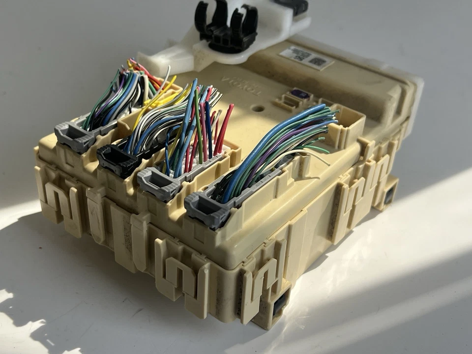 2015 TOYOTA COROLLA MULTIPLEX NETWORK CONTROL MODULE FUSE BOX 89221-02370 OEM - Imagem 2 de 4