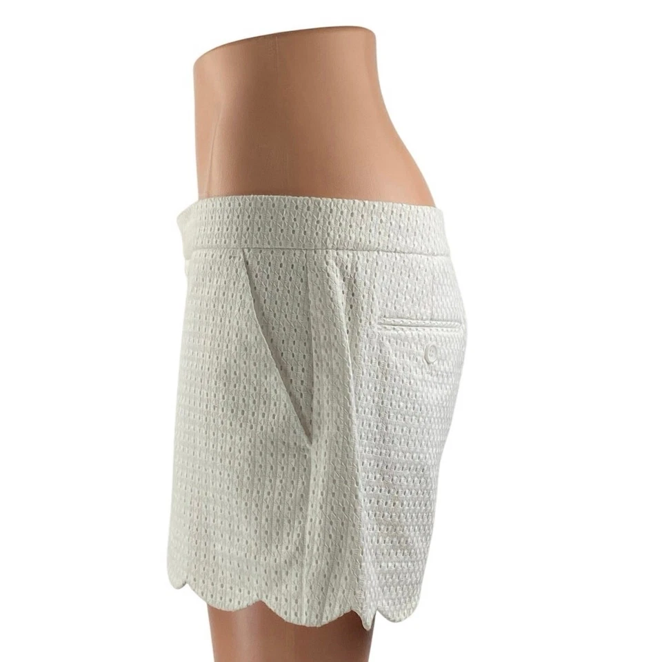 Mini pantalones cortos festoneados de tiro medio bordados con ojales blancos Club Monaco para mujer 6 Foto 2 de 4
