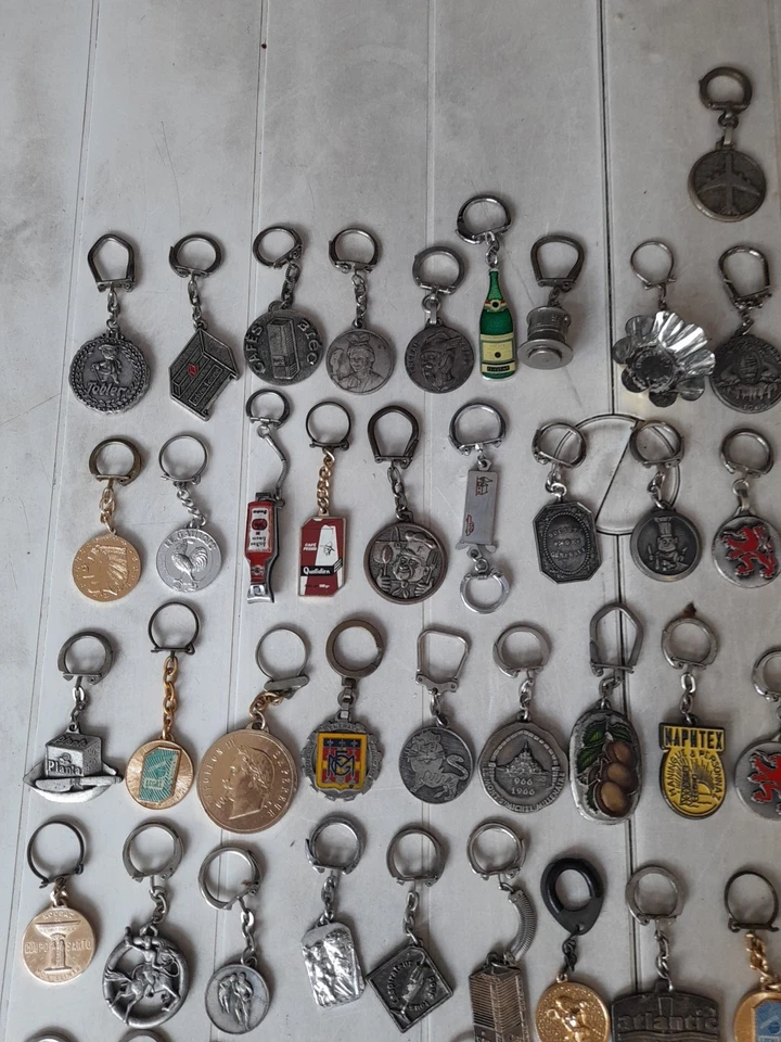 Lot porte clefs anciens années 60 métal alimentaire radio television banques etc - Photo 2/4