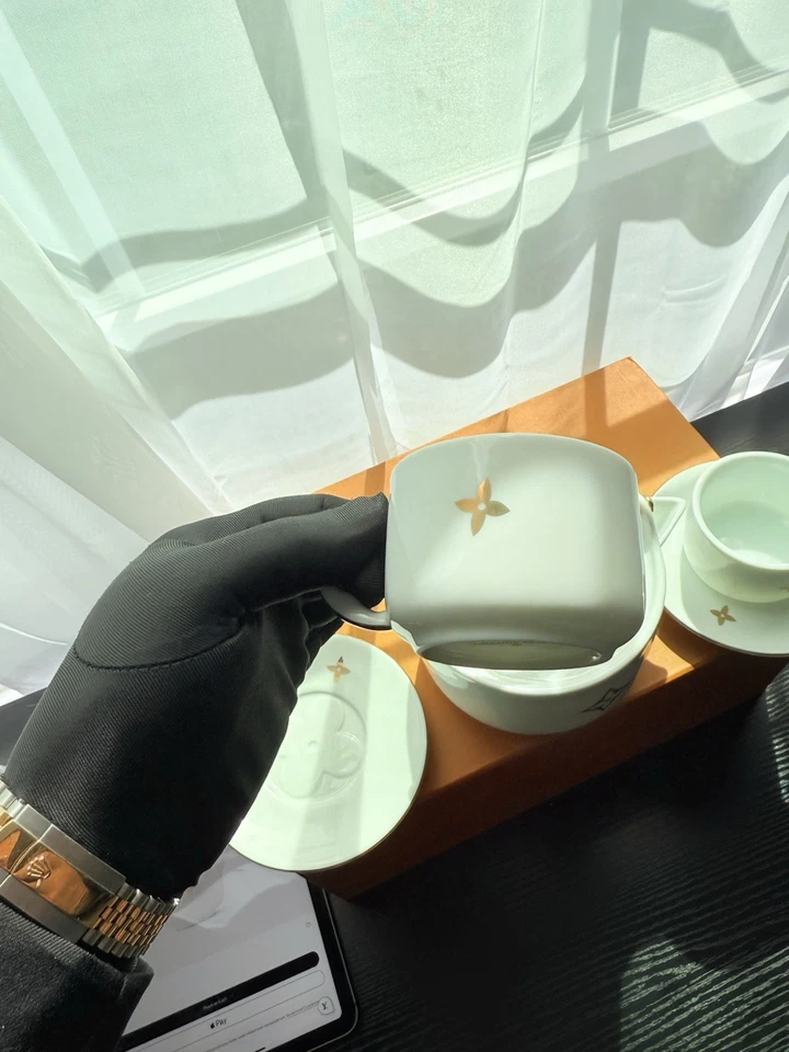 Conjunto de chá/café de porcelana Louis Vuitton para 2, 5 itens - Imagem 2 de 4