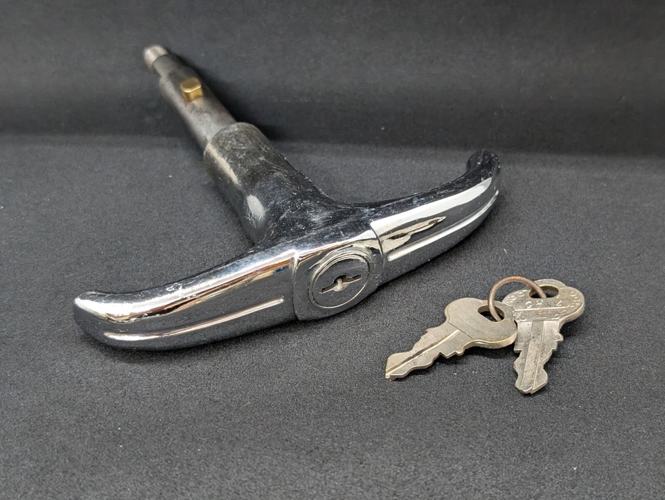 NOS 46-48 OLDSMOBILE SERIES 70 90 DECK TRASEIRO PORTA-MALAS TRAVA ALÇA CROMADA COM CHAVES - Imagem 2 de 4