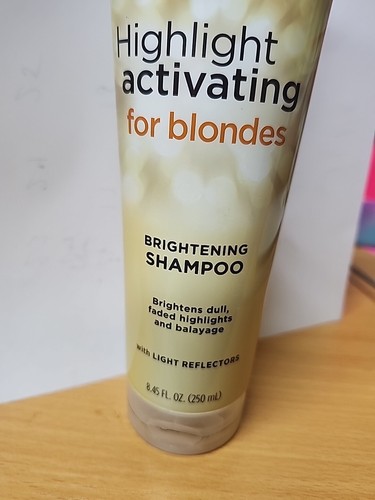 John Frieda Sheer Blonde Highlight Activating Brightening Shampoo (8.45 fl oz) - Picture 2 of 4