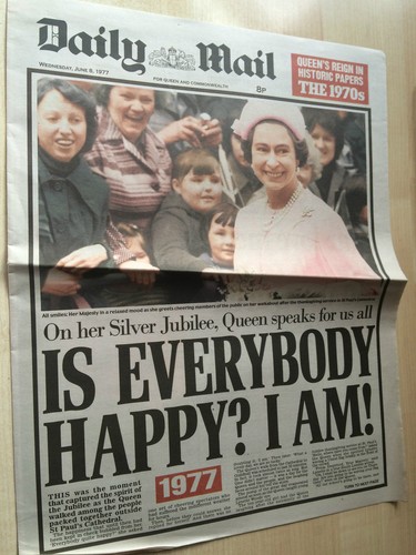 6 x Suplementos Daily Mail - Queen's Reign in Historic Papers 50 60 70 80 90 00 - Imagen 4 de 7