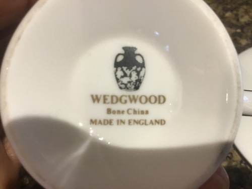 Set Of 2 WEDGWOOD Teacups Saucers CARLYN White Platinum Mugs Bone China England - Picture 4 of 5