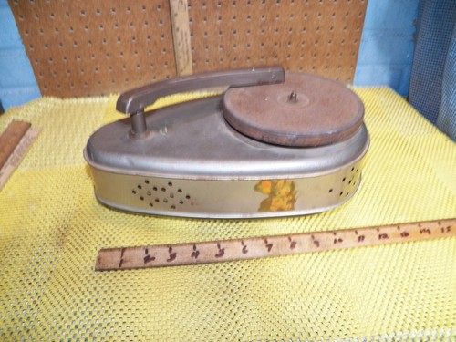 Vintage Childs Electric Phonograph, Metal Record Player - AS IS - Picture 5 of 7