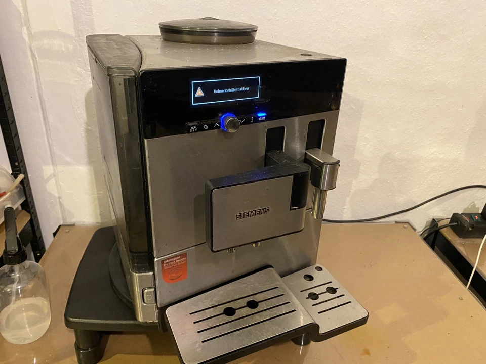 Siemens EQ.8 300 Edelstahl/Schwarz 2 Tassen Kaffeevollautomat
