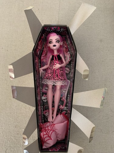 Monster High Buried Secrets DRACULAURA Doll Cozy Creepover Coffin New In Box! - Imagen 2 de 8