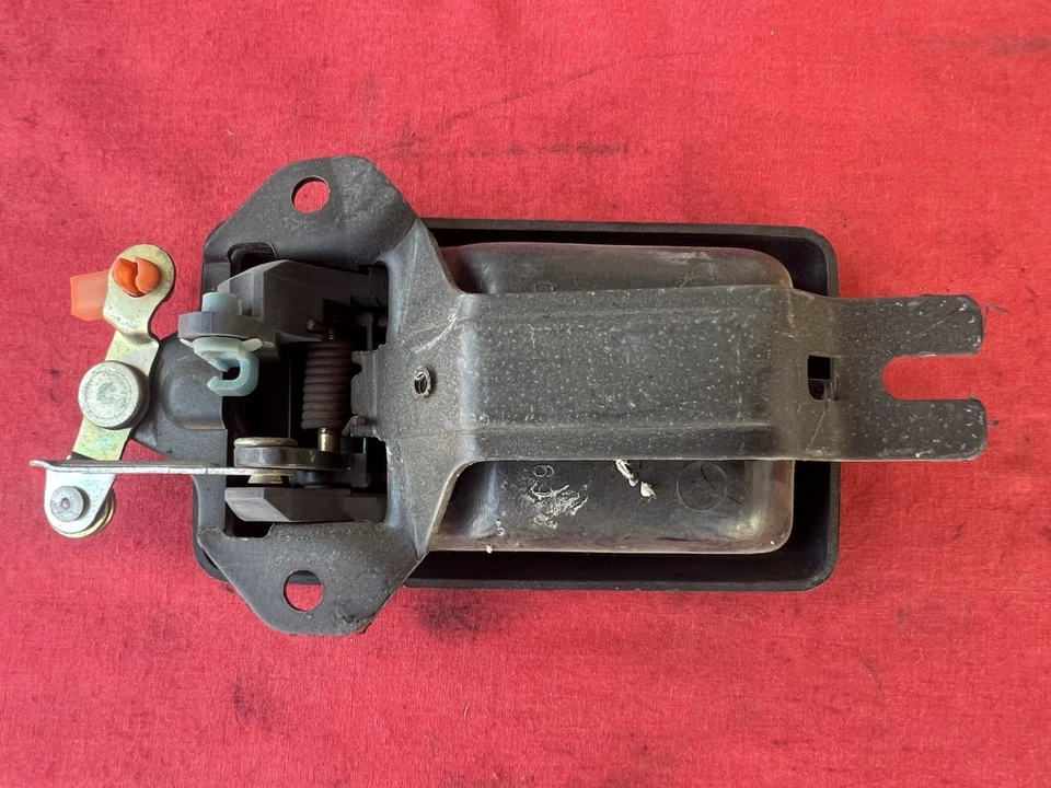 Manija interior de la puerta del lado derecho del pasajero Toyota Celica 1982 1983 1984 OEM negra Foto 2 de 2