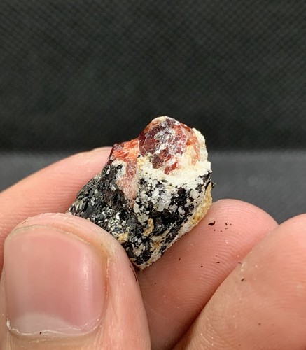 4,4 g natürlicher roter Blut Zirkon Kristall auf Matrix Probe aus Pakistan - Bild 3 von 8