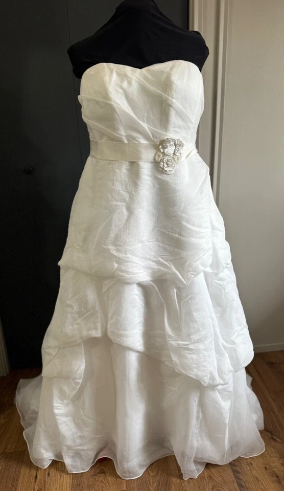 Galina 16W Soft White Sweetheart Organza Gown with Pick Up Skirt STYLE# 9PK3226 - Image 4 of 4